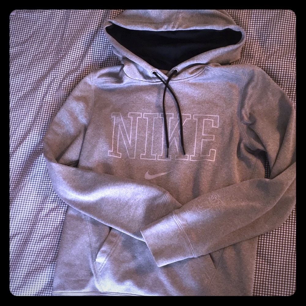 Nike therma-fit women’s xs hoodie